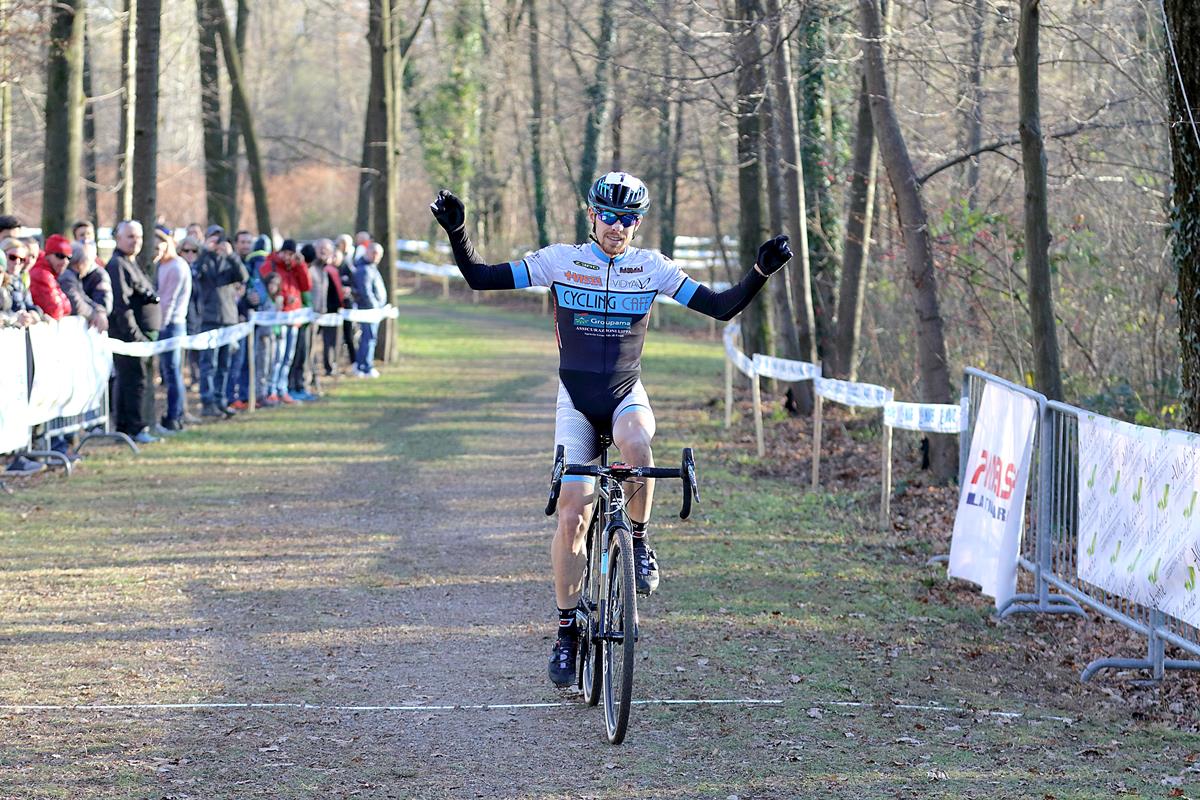 Cristian Cominelli vince a Borgosesia