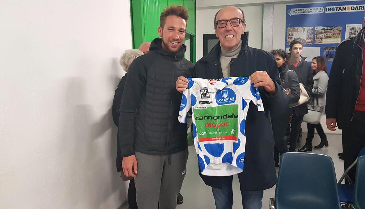 Piermario Rota Nodari riceve la maglia di miglior scalatore da Davide Villella