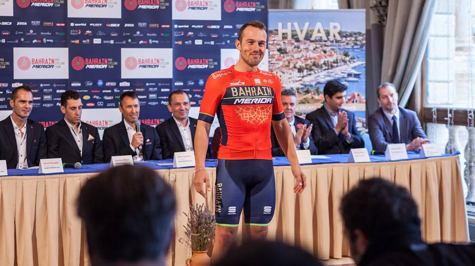 Sonny Colbrelli mostra la nuova maglia della Bahrain Merida
