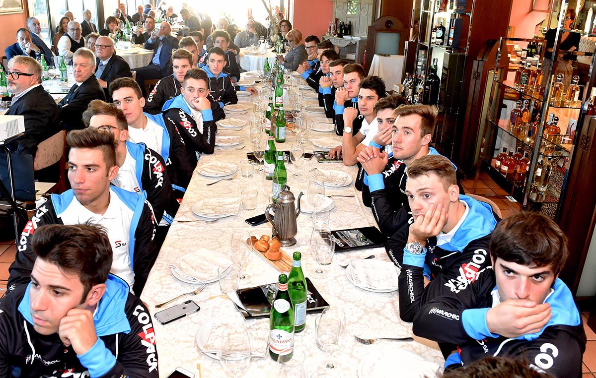I ragazzi del Team Colpack al tavolo durante la presentazione