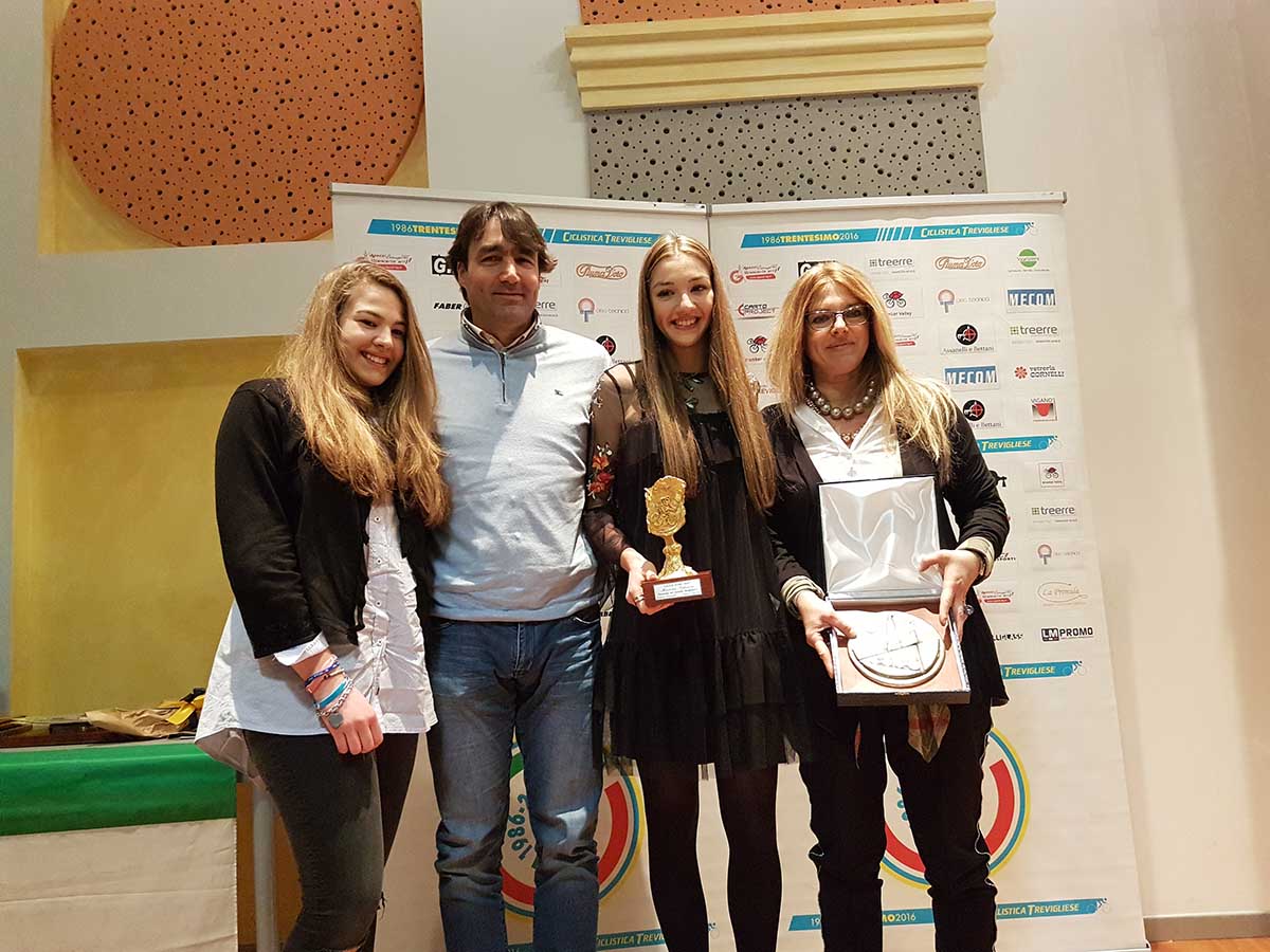 Martina Fidanza con la famiglia