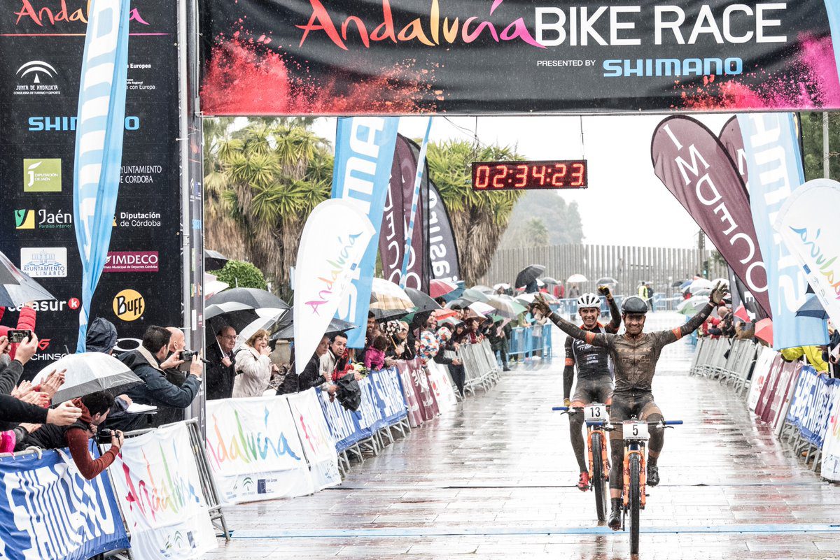 Fabian Rabensteiner e Michele Casagrande arrivano in parata nella quarta tappa dell'Andalucia Bike Race 2018