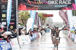 Fabian Rabensteiner e Michele Casagrande arrivano in parata nella quarta tappa dell'Andalucia Bike Race 2018