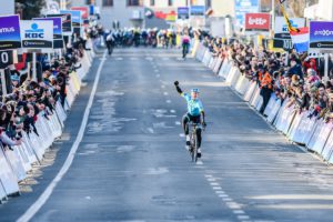 Michael Valgren vince la Omloop Het Nieuwsblad 2018