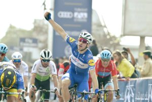 Elia Viviani festeggia il compleanno con la vittoria nella seconda tappa del Dubai Tour