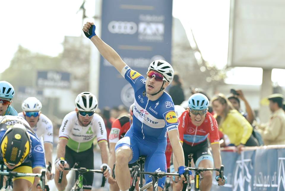Elia Viviani festeggia il compleanno con la vittoria nella seconda tappa del Dubai Tour