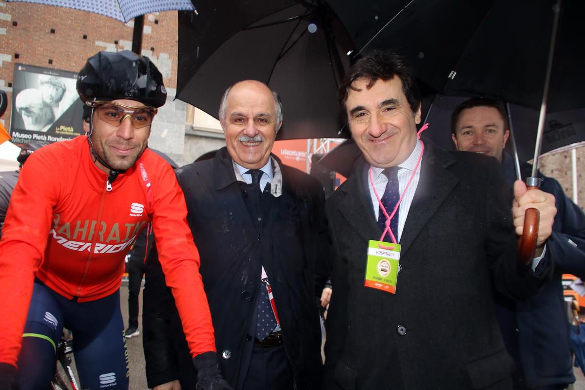 Vincenzo Nibali con Renato Di Rocco e Urbano Cairo alla partenza della Milano-Sanremo 2018