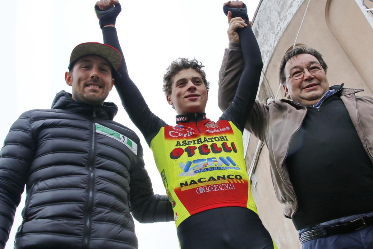Alex Raimondi festeggiato dal suo presidente Giancarlo Otelli e da Sonny Colbrelli