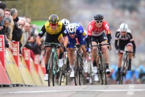 Dylan Groenewegen vince la seconda tappa della Parigi-Nizza