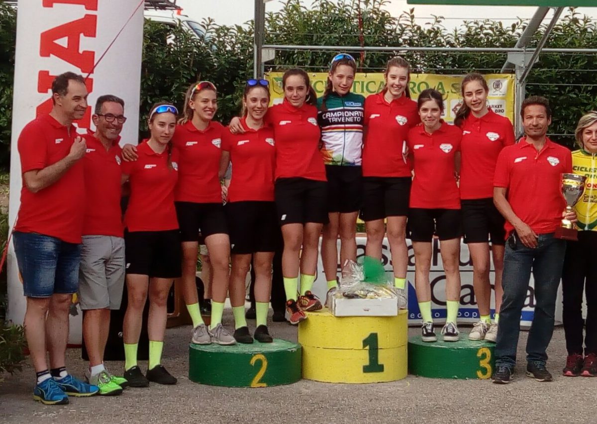 Sara Dalla Valle festeggiata dalle compagne di squadra a Dro
