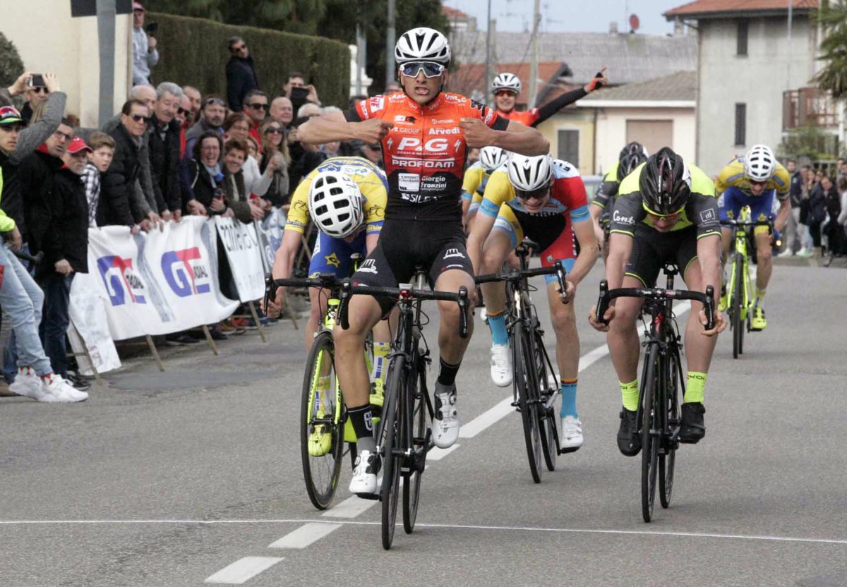 Nicolò Parisini vince la volata ristretta a Peveranza di Cairate