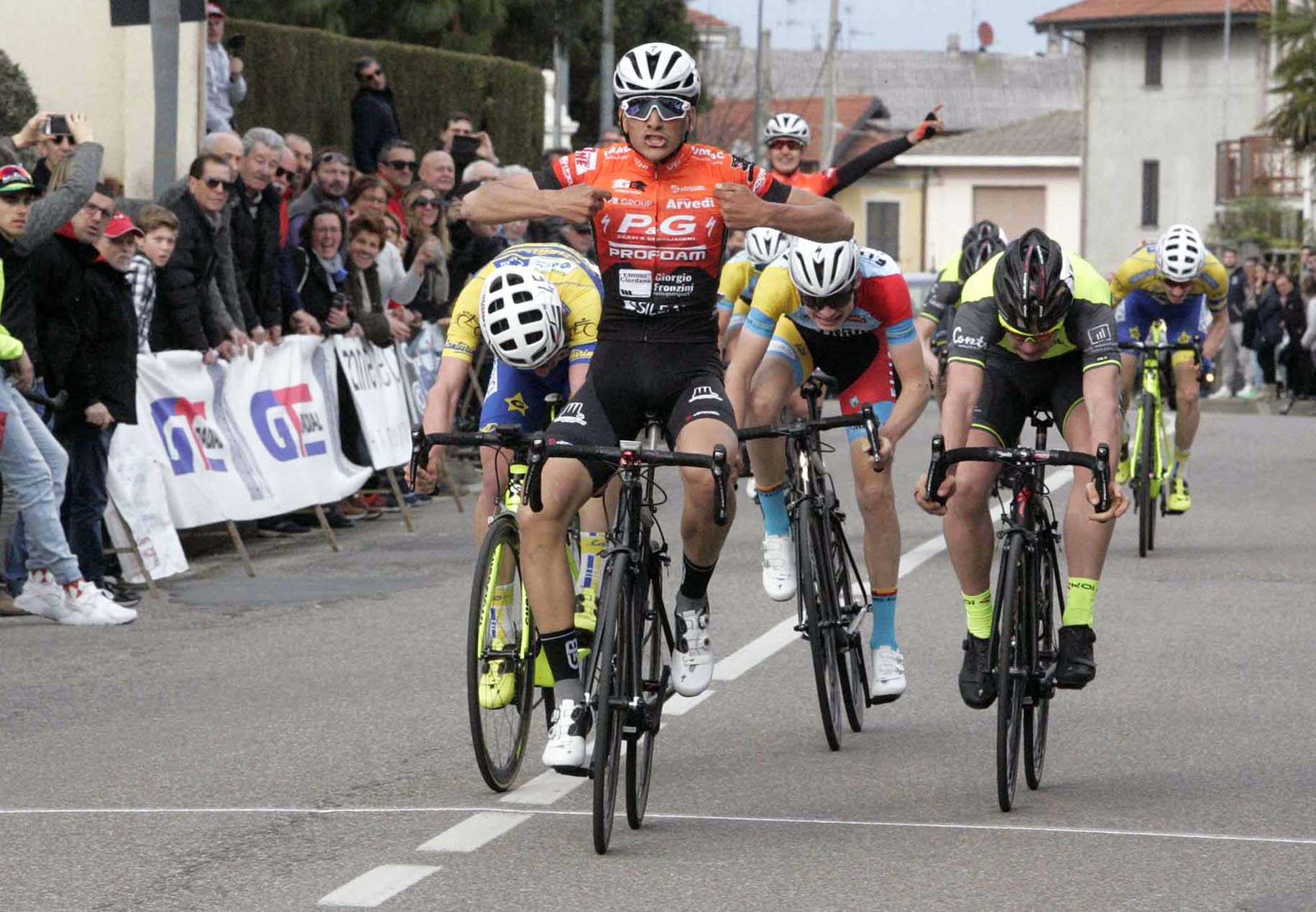 Nicolò Parisini vince la volata ristretta a Peveranza di Cairate