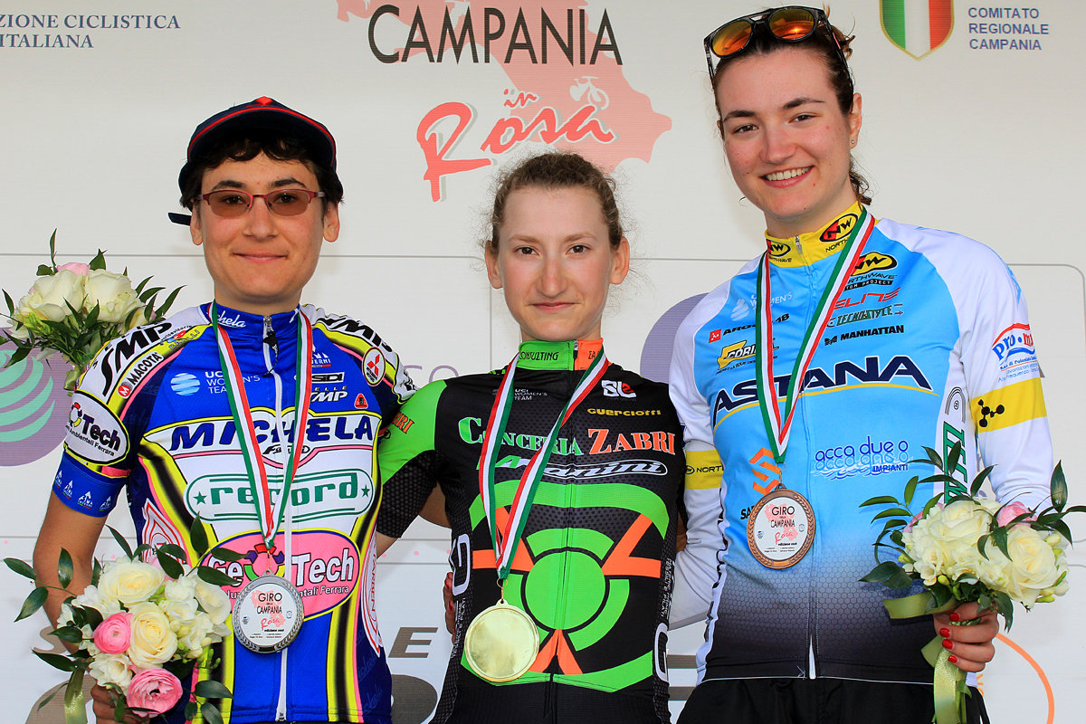 Il podio della prima prova del Giro della Campania in Rosa