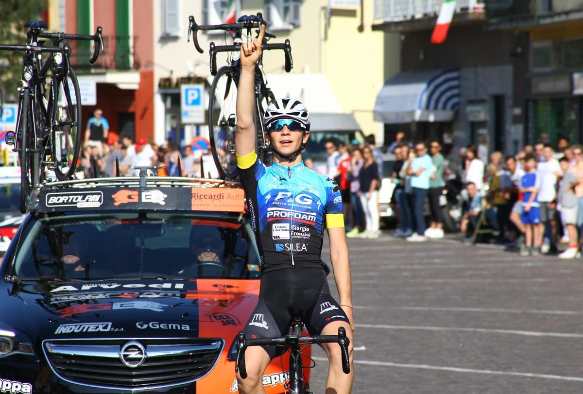 Fabio Garzi vince la Coppa Tre Martiri a Castano Primo