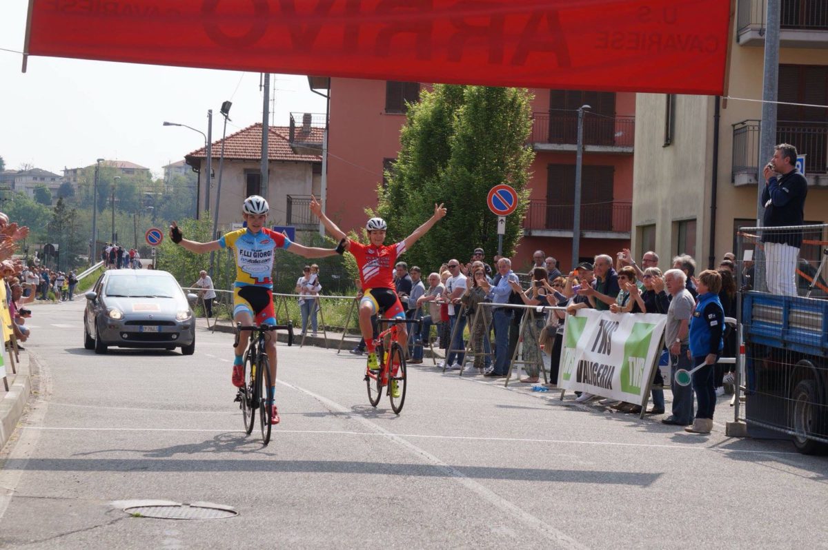 Mathias Vacek vince a Cavaria con Premezzo davanti al compagno Lorenzo Balestra