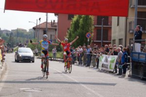 Mathias Vacek vince a Cavaria con Premezzo davanti al compagno Lorenzo Balestra