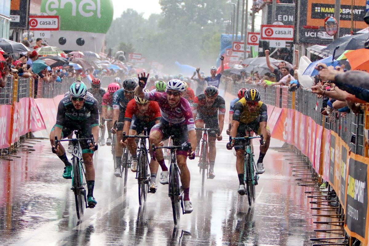 Elia Viviani firma il poker al Giro d'Italia sul traguardo di Iseo