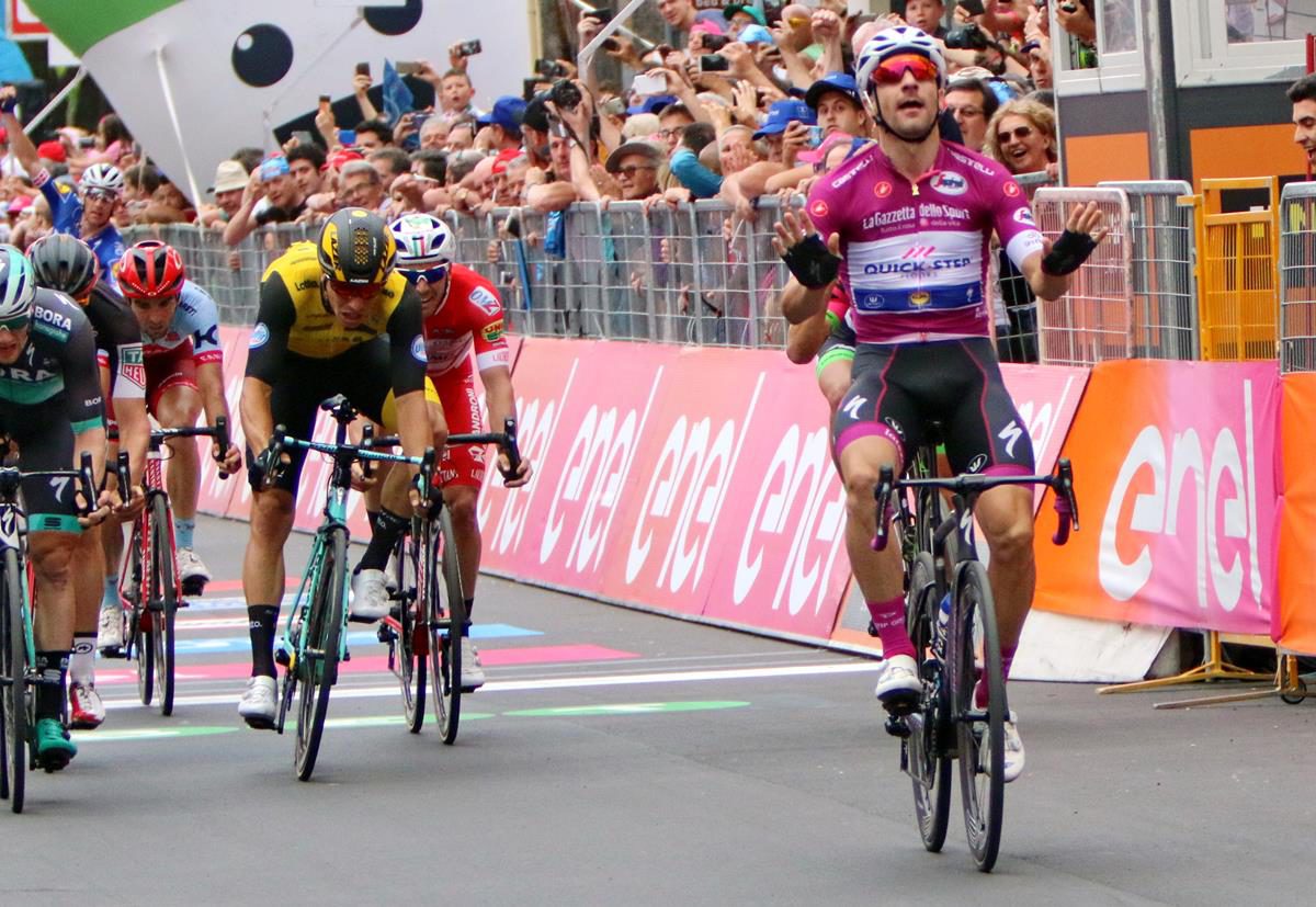 Elia Viviani vince la sua terza tappa al Giro d'Italia a Nervesa della Battaglia