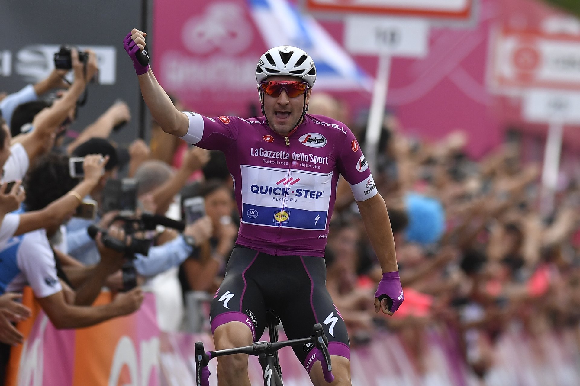 Ancora una vittoria di Elia Viviani nella terza tappa del Giro d'Italia 2018