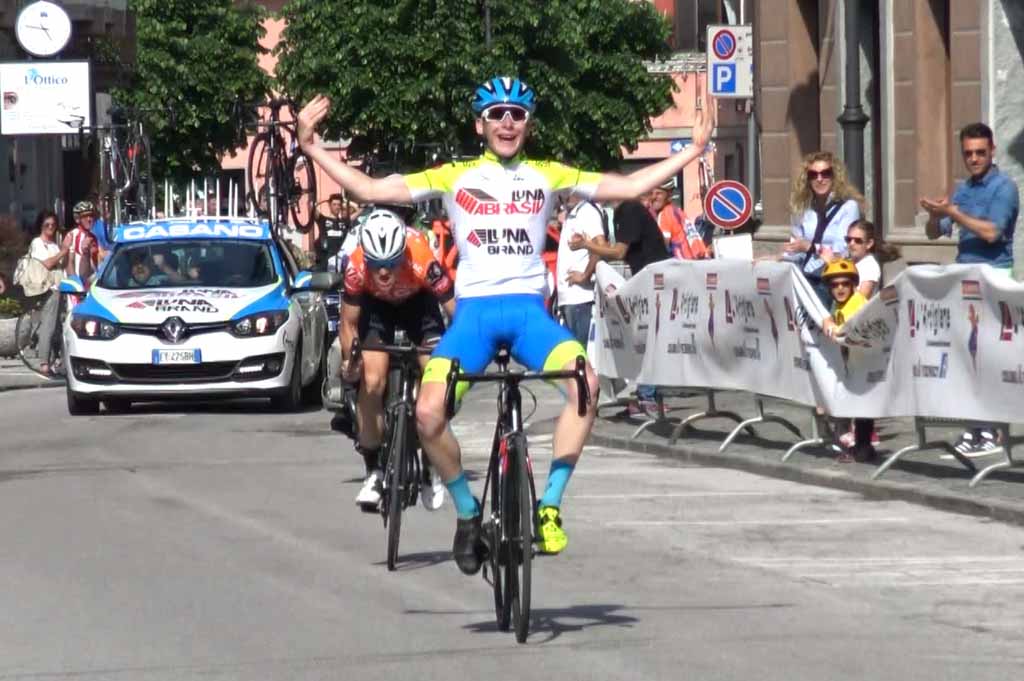 Gianmaria Bertolini vince la gara di Caraglio