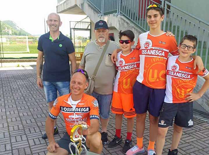 L'Uc Ossanesga festeggia la vittoria di Matteo Carissimi a Nuvolento