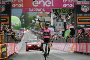 Simon Yates in maglia rosa vince anche a Sappada