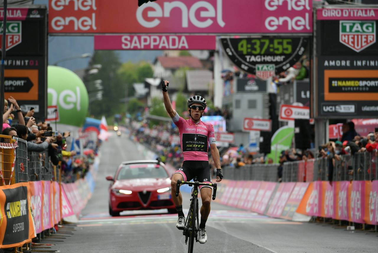 Simon Yates in maglia rosa vince anche a Sappada