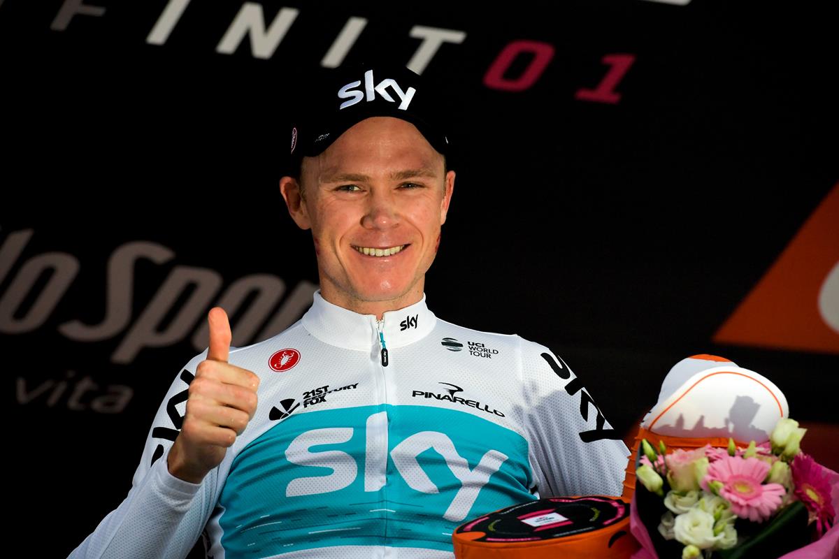 Chris Froome felice festeggia la vittoria sullo Zoncolan
