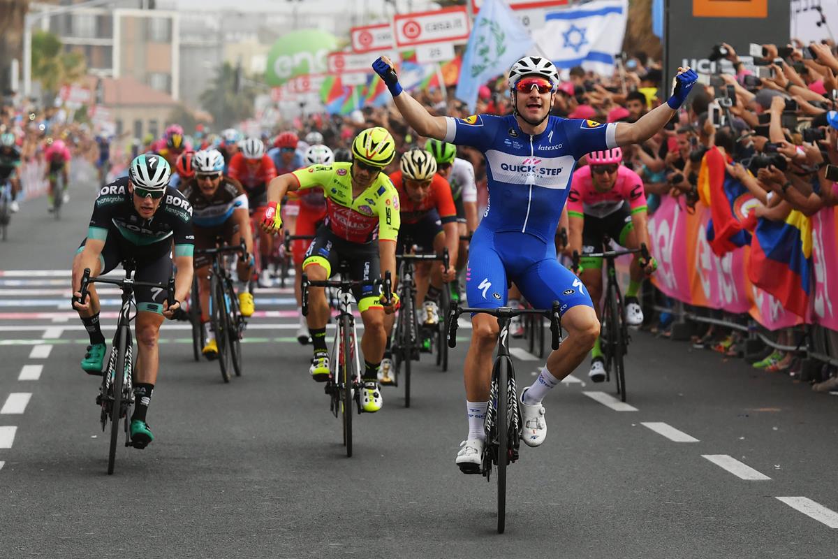 Elia Viviani vince la seconda tappa del Giro d'Italia 2018 (foto La Presse)