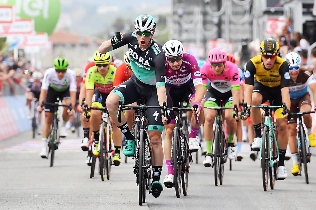 Sam Bennett vince a Praia a Mare la settima tappa del Giro d'Italia