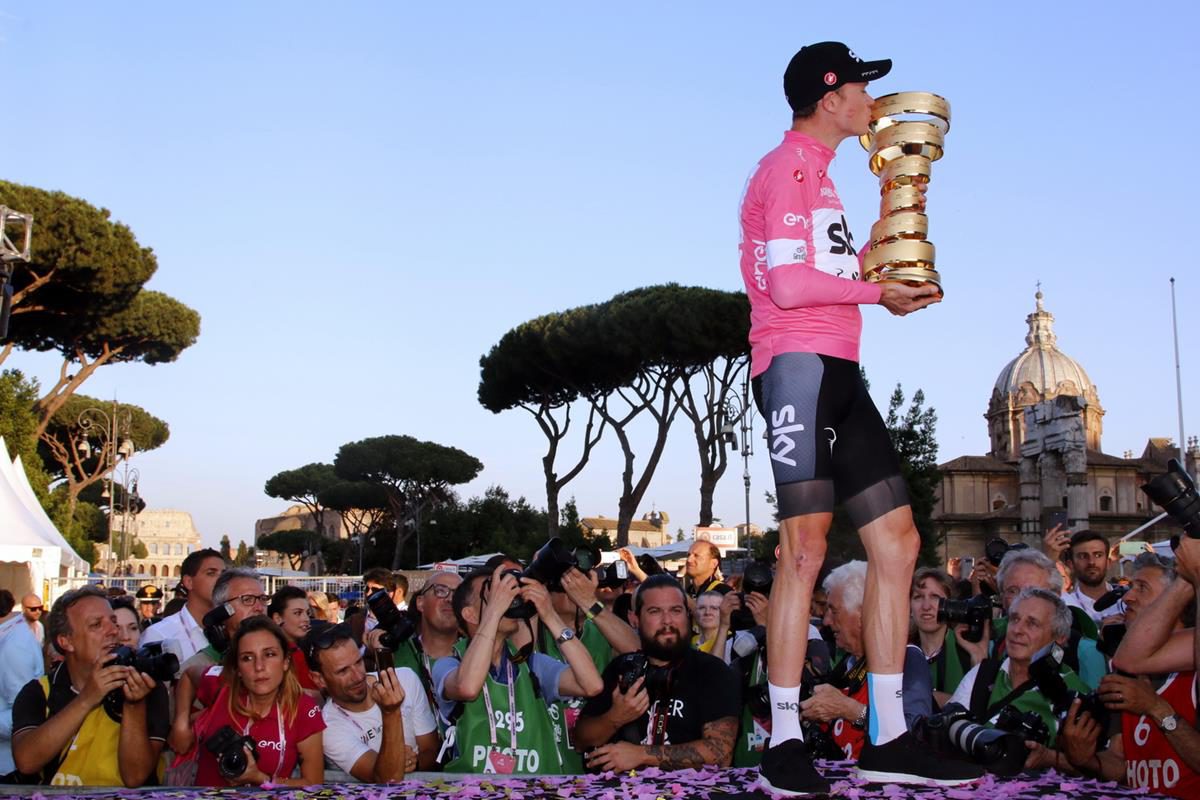 Chris Froome festeggia la maglia rosa e il Trofeo Senza Fine del Giro 101 a Roma (foto Photobicicailotto)