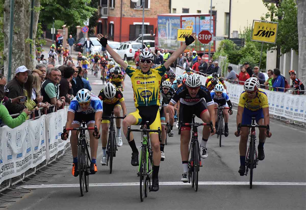 Michael Cattani vince a Praticello di Gattatico
