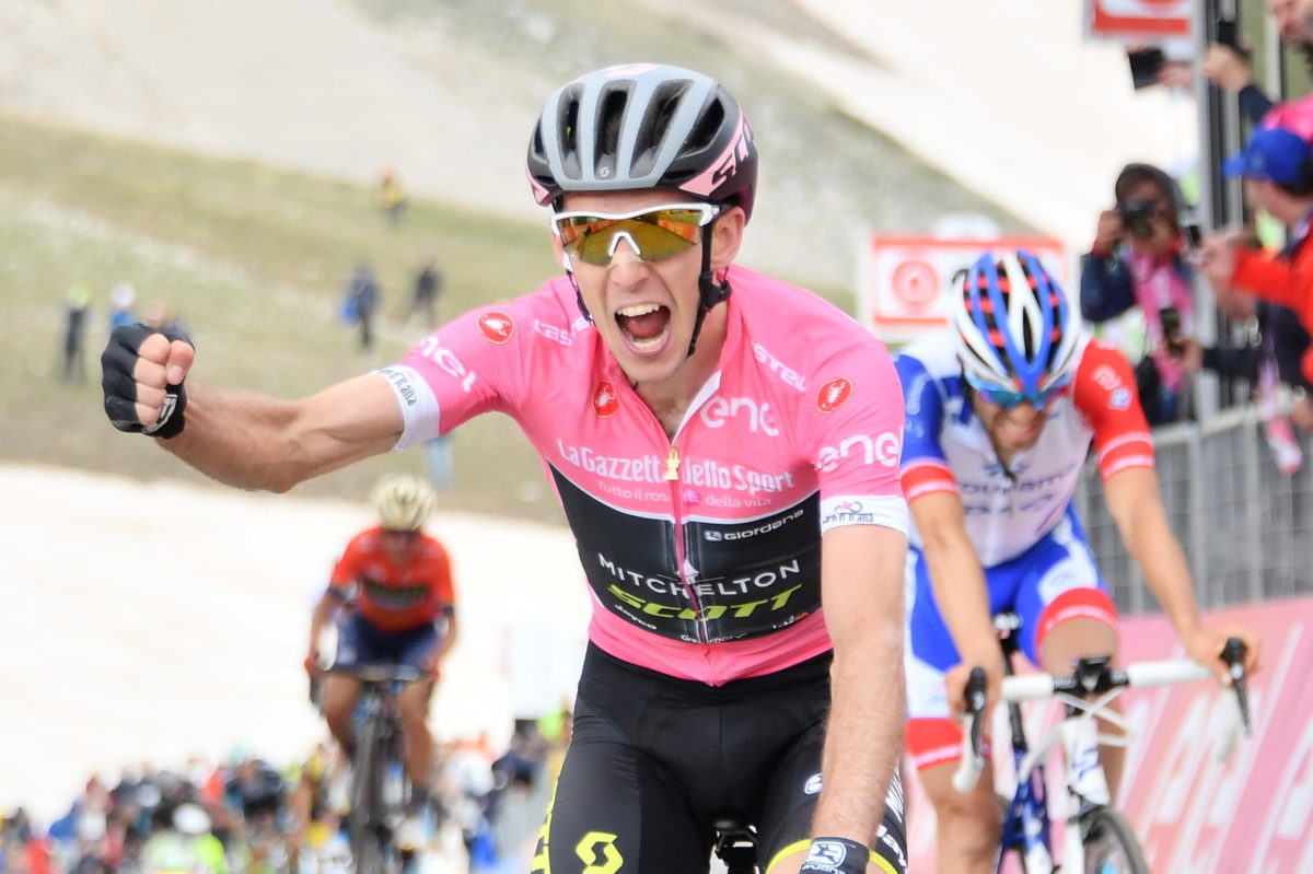 La maglia rosa Simon Yates vince a Campo Imperatore la nona tappa del Giro 101