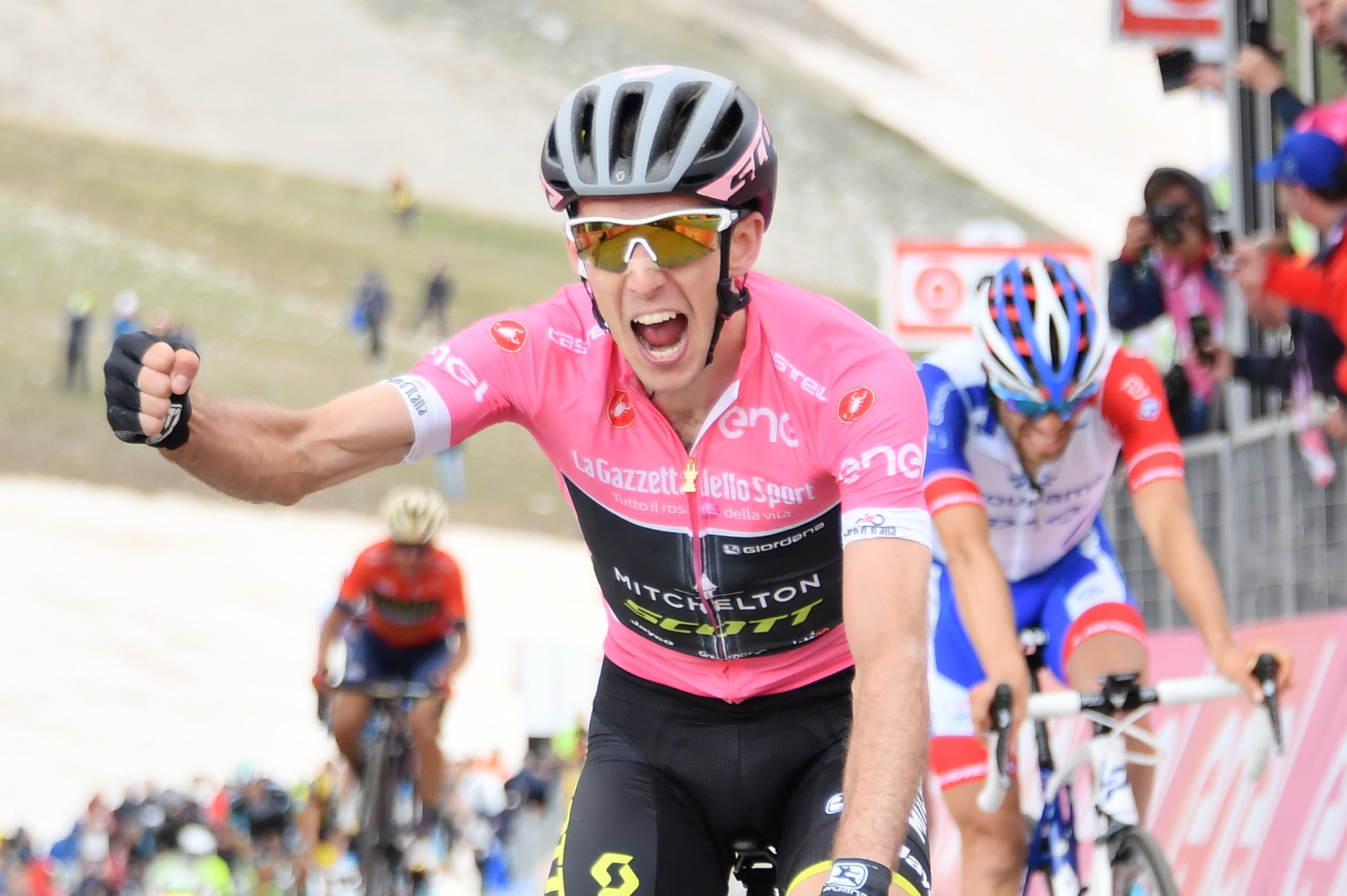 La maglia rosa Simon Yates vince a Campo Imperatore la nona tappa del Giro 101