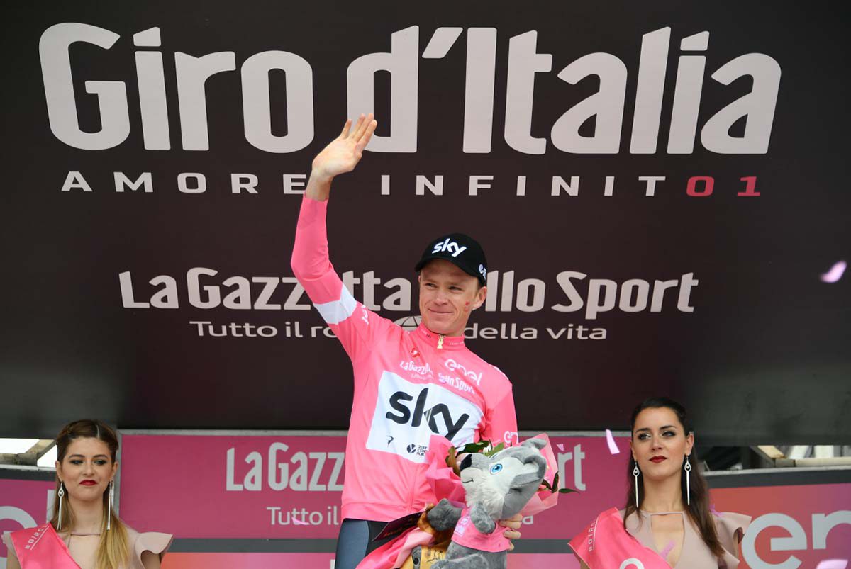 Chris Froome festeggia la maglia rosa a Cervinia