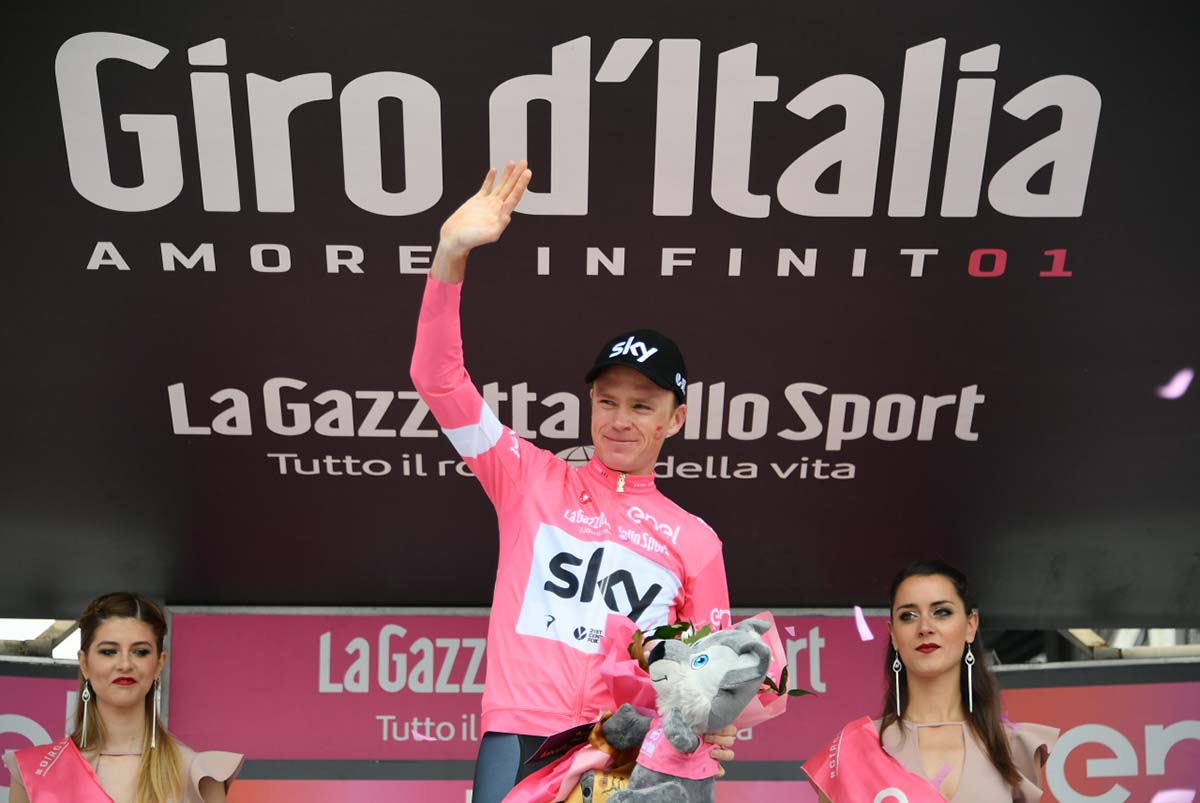 Chris Froome festeggia la maglia rosa a Cervinia