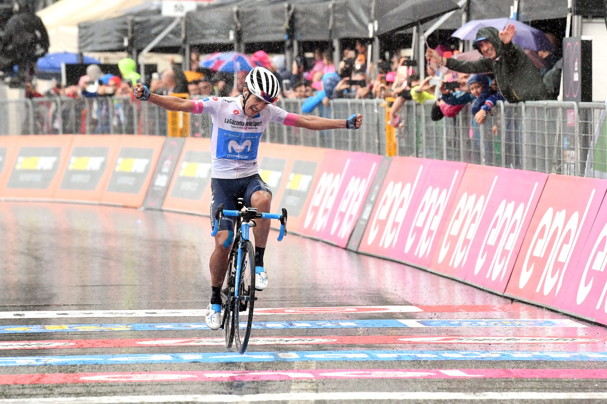Richard Carapaz vince l'ottava tappa del Giro d'Italia 2018 (foto LaPresse)