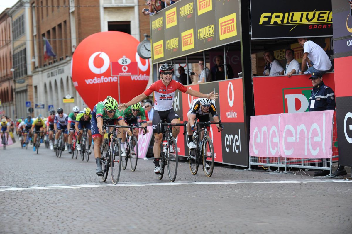 L'ultimo colpo di reni regala il successo a Giovanni Lonardi nella prima tappa del Giro d'Italia Under 23 2018