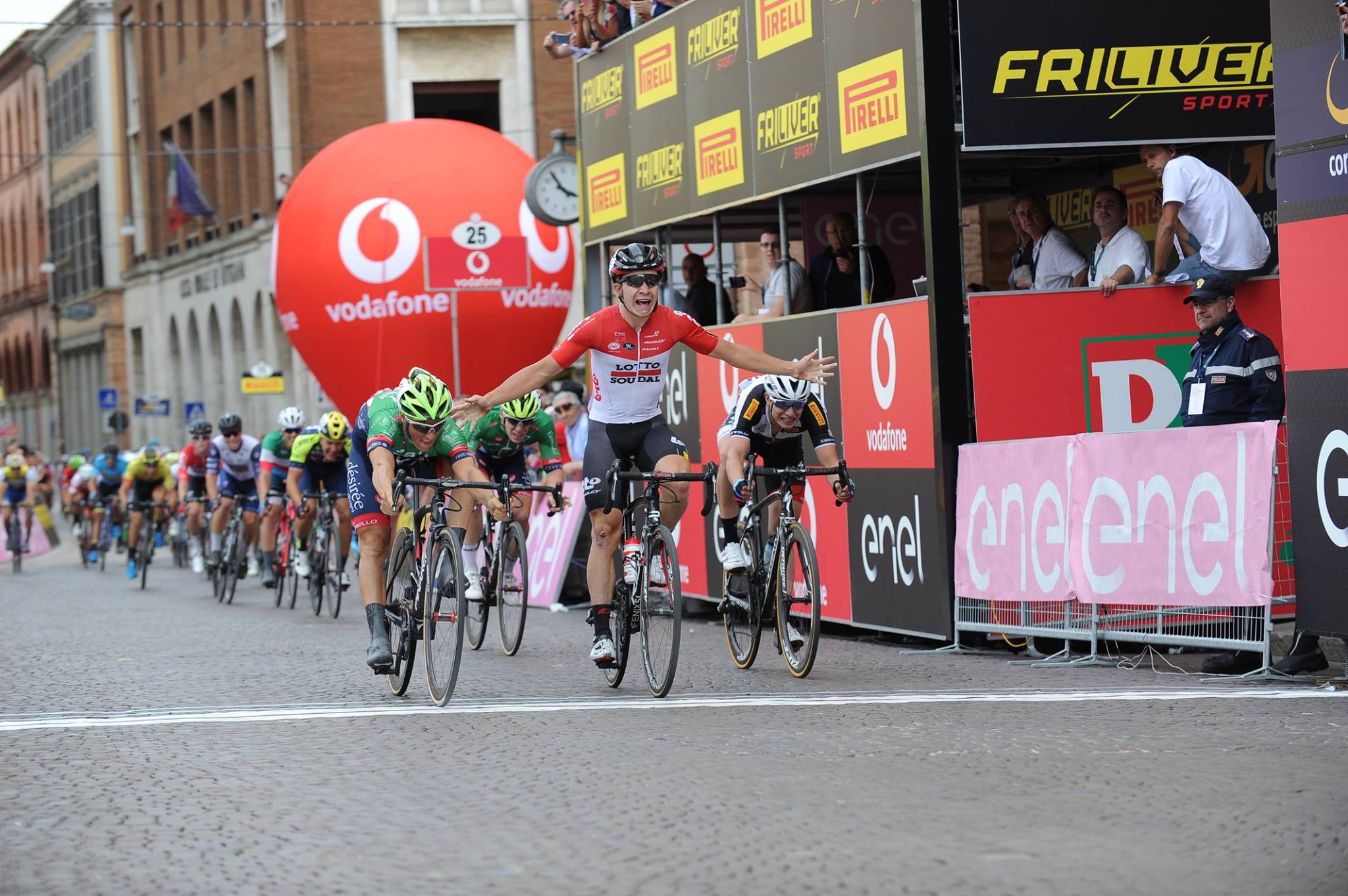 L'ultimo colpo di reni regala il successo a Giovanni Lonardi nella prima tappa del Giro d'Italia Under 23 2018