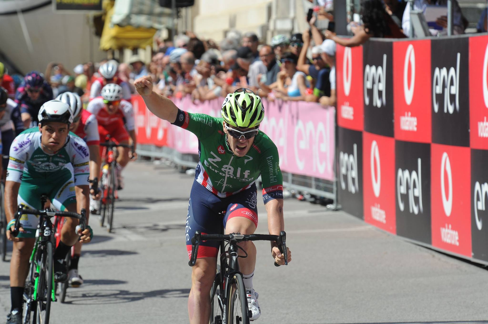 Alberto Dainese vince la prima semitappa della nona tappa del Giro d'Italia Under 23 a Valdobbiadene
