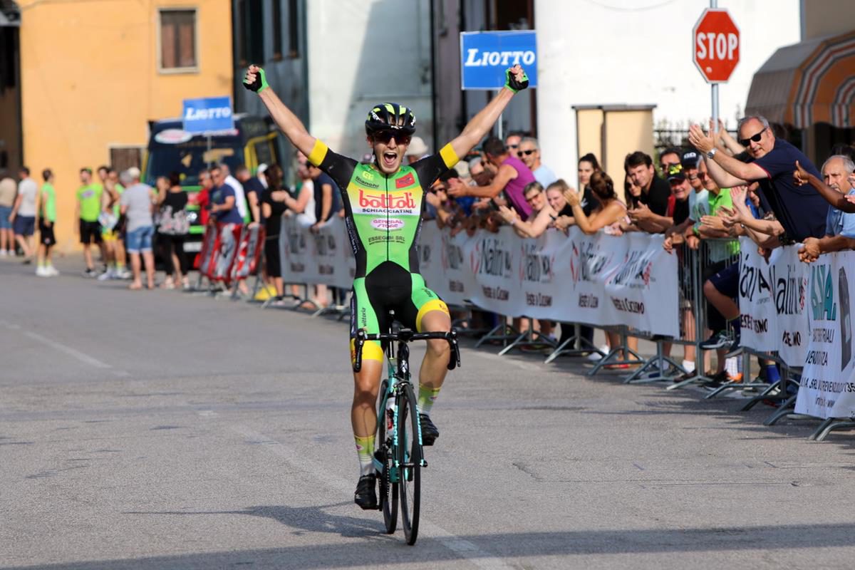 Splendido assolo di Marco Borgo nel 61° Gran Premio di Roncolevà. Il vicentino classe 1996 regala alla General Store bottoli il successo e anche il titolo regionale veneto della categoria Under 23 al termine di un attacco solitario sferrato negli ultimi 12 chilometri di gara.