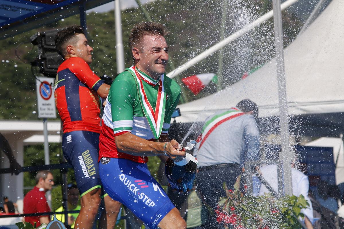 Elia Viviani festeggia la maglia tricolore a Darfo Boario Terme