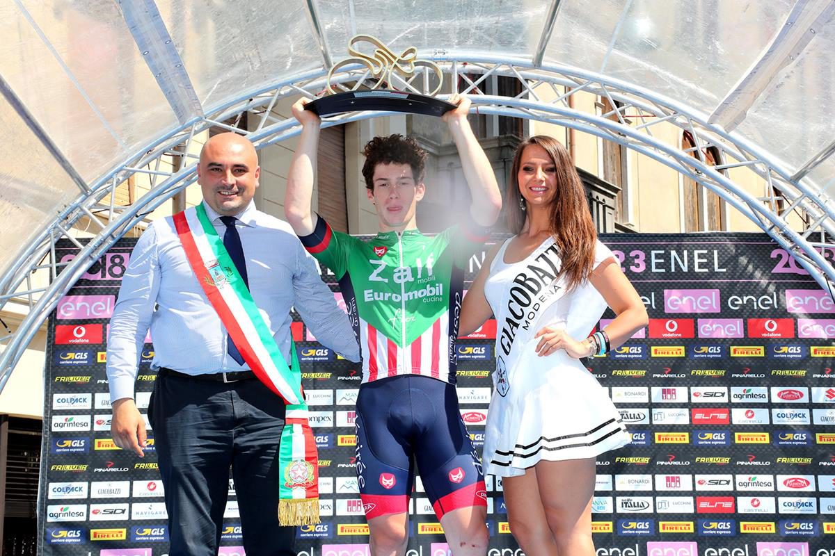 Alberto Dainese festeggia la vittoria nella prima semitappa della nona tappa del Giro d'Italia Under 23 a Valdobbiadene