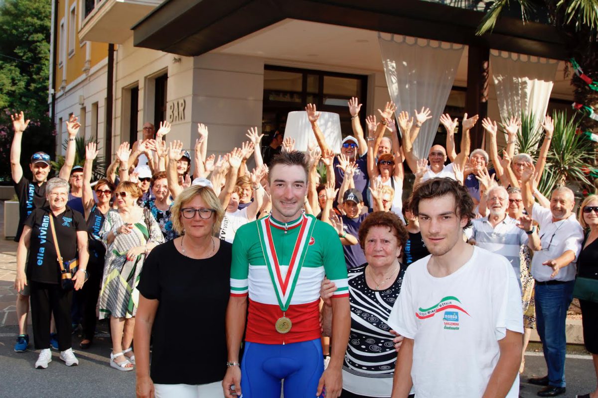 Elia Viviani festeggiato dalla famiglia e dai tifosi