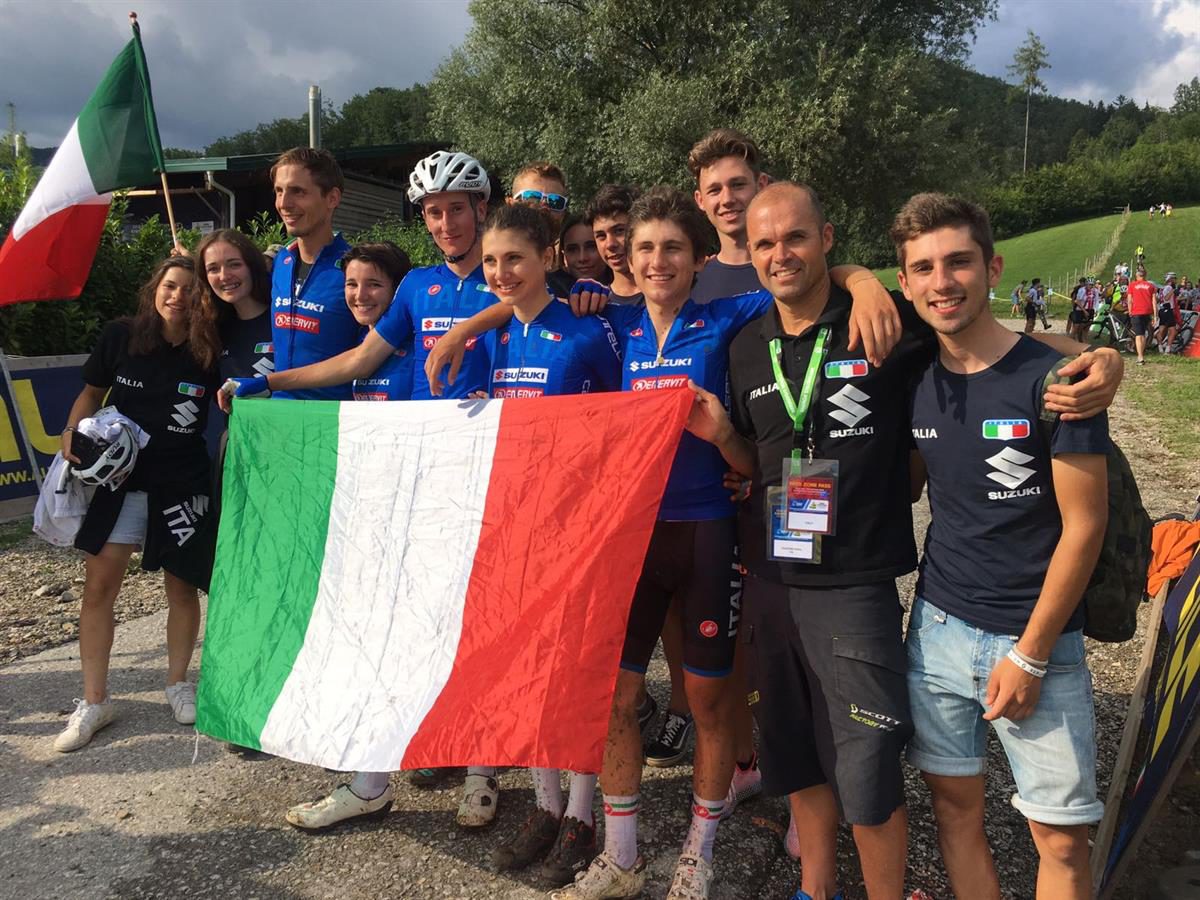 Gli azzurri festeggiano la vittoria del Campionato Europeo Team Relay