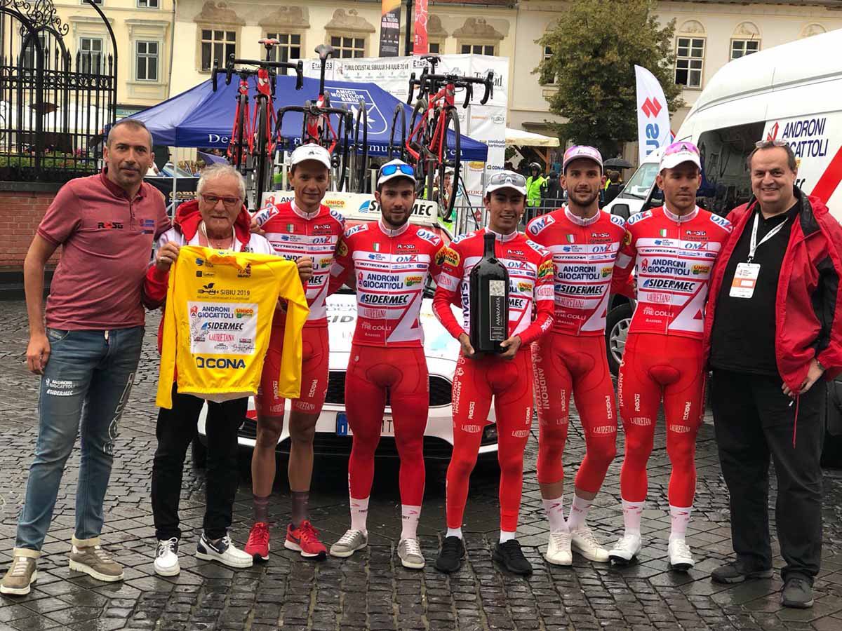 La Androni Sidermec festeggia la vittoria del Sibiu Tour 2018 con Ivan Sosa