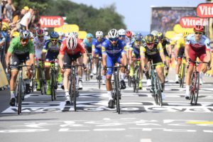 La volata della quarta tappa del Tour de France 2018 vinta da Fernando Gaviria