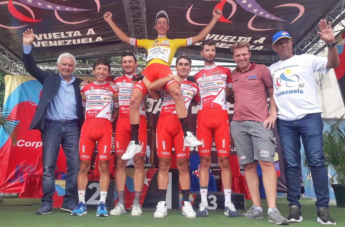 Matteo Spreafico festeggiato dal team per la vittoria della Vuelta a Venezuela 2018