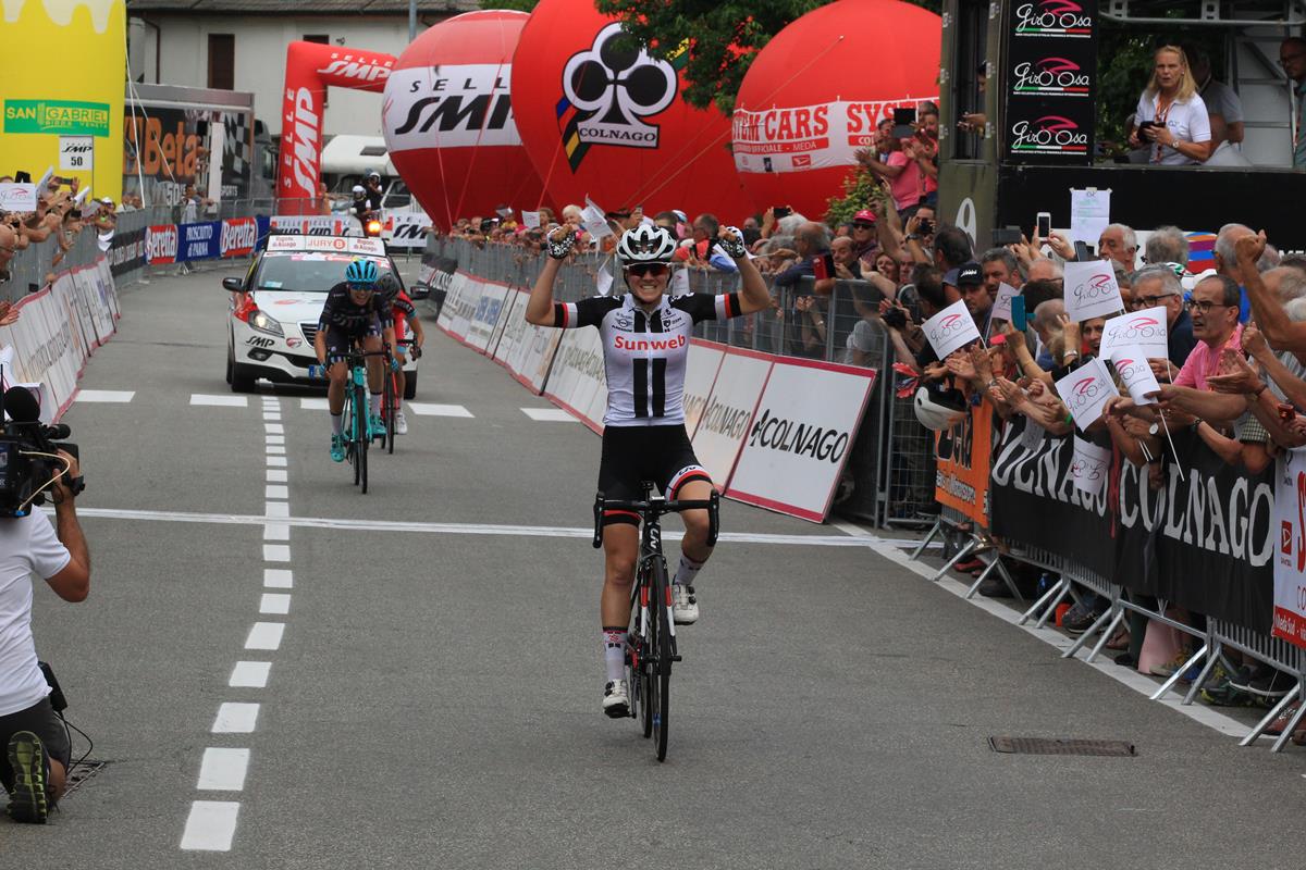 Ruth Winder vince la quinta tappa del Giro Rosa a Omegna