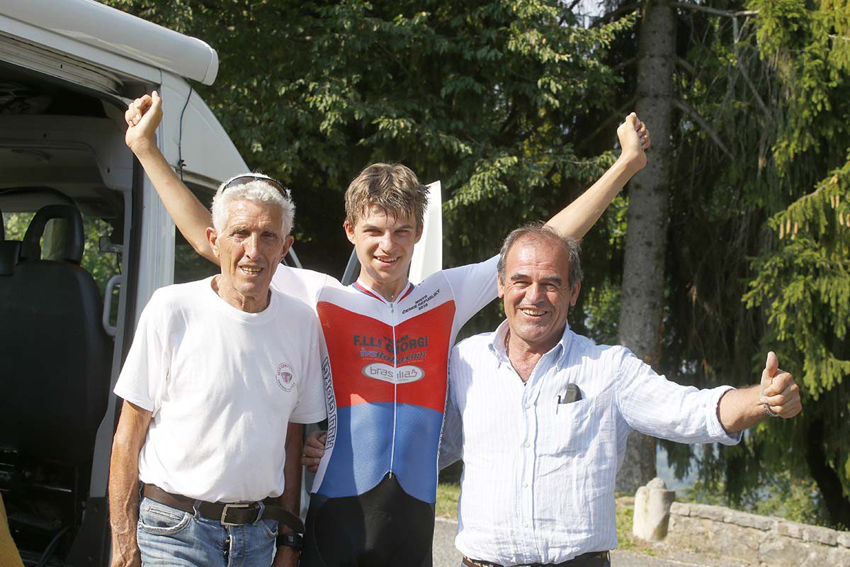 Mathias Vacek festeggia la vittoria alla Cene-Altino Allievi
